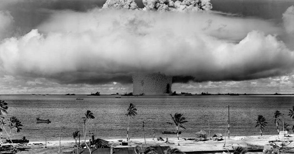 Billedet viser en atomprøvesprængning over Bikini-øen - en del af Marshalløerne i Stillehavet, hvor USA foretog flere atomprøvesprængninger. Foto: US. Departement of Defense