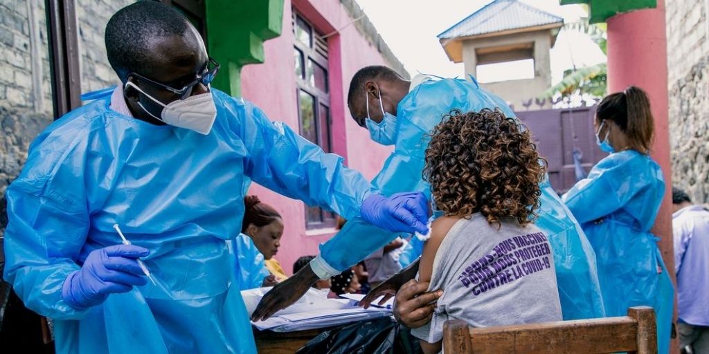 En kvinde bliver vaccineret mod COVID-19 i Goma, Congo. Foto: UNICEF/Jospin Benekire